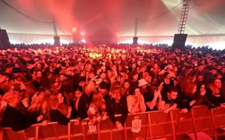 بدون كمامات او تباعد .. مدينة ليفربول البريطانية تحتضن حفل ضخم حضره الآلاف