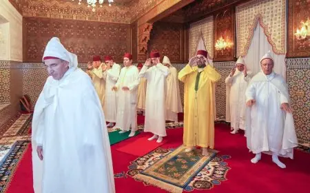 الملك يؤدي صلاة عيد الفطر