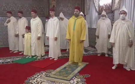 الملك يؤدي صلاة العيد وينحر الأضحية