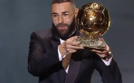 كريم بنزيمة يتوج بالكرة الذهبية لسنة 2022