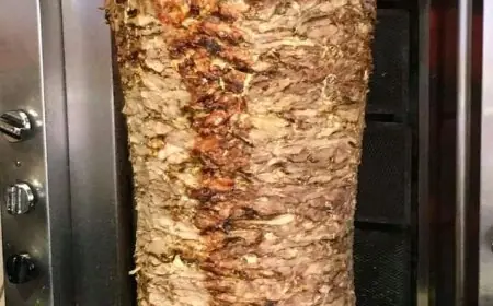 سلطات الرباط تغلق أشهر محل لبيع الشوارما بسبب خروقات تهدد العاملين والزبناء