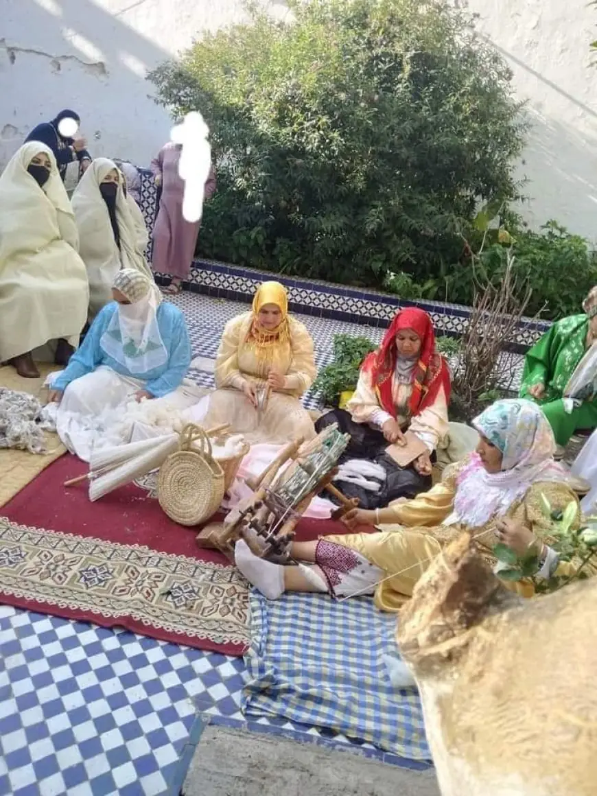 فتيات وزانيات يلتحفن الحايك ضمن جولة بدار الضمانة إحتفاء بشهر التراث ﻿