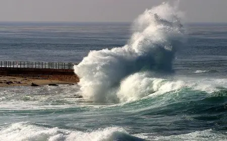 ابتداء من الاثنين.. أمواج عاتية مرتقبة على سواحل المغرب