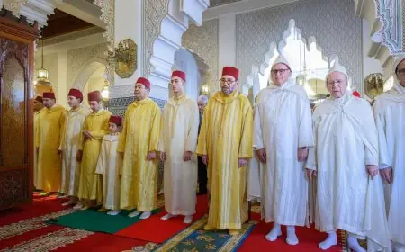 أمير المؤمنين يؤدي صلاة عيد الفطر بمسجد أهل فاس بالرباط