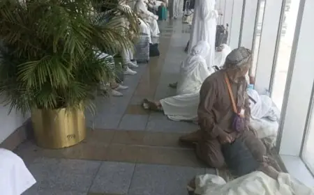 معتمرون مغاربة عالقون في مطار جدة وسط إهمال شركة الطيران