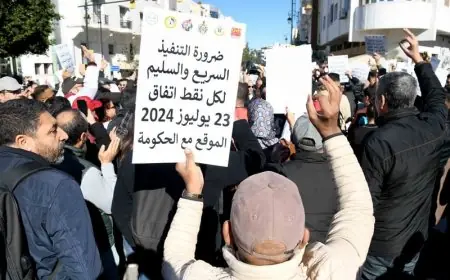 الحكومة تلتزم بنظام أساسي نموذجي ومركزية الأجور لمهنيي الصحة