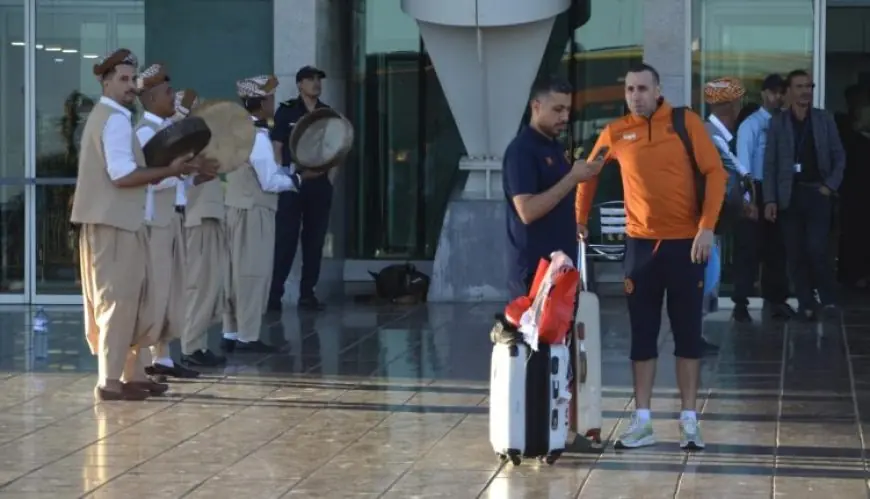 استقبال شعبي كبير لنهضة بركان بمطار وجدة بعد التتويج القاري