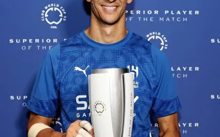 بونو يتوج بجائزة أفضل لاعب في مباراة الهلال و سالزبورغ النمساوي