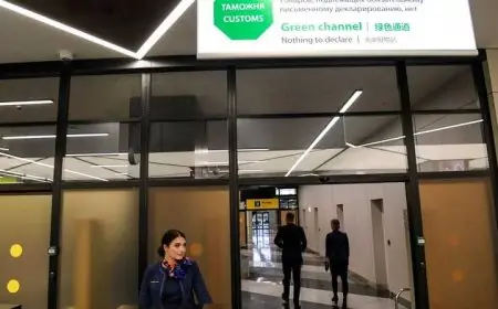 في مطار موسكو.. سلاح ناري وشيك مصرفي يورطان مسافرة أميركية روسية