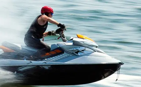 وفاة سائح أجنبي بعد سقوطه من "جتسكي" بأكادير يثير الجدل بخصوص الرخص الممنوحة للأنشطة البحرية