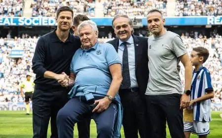 ريال سوسيداد يكرم مدربه السابق توشاك بعد مسيرة مميزة