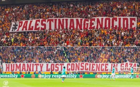 جماهير غلطة سراي ترفع شعارات التضامن مع فلسطين في مباراة ليفربول
