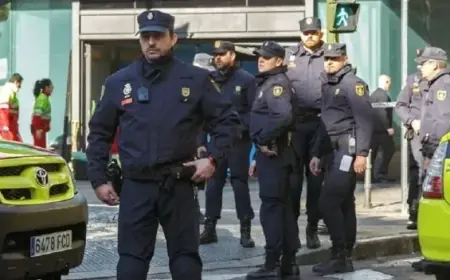 إسبانيا تفكك شبكة تهرب كراسي المقاهي إلى المغرب