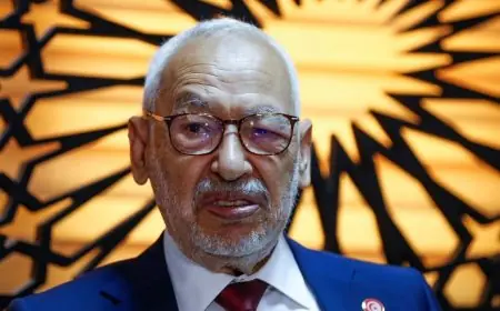 المعارض التونسي راشد الغنوشي يعلن إضرابا عن الطعام في السجن وسط تصاعد الأزمة السياسية في البلاد