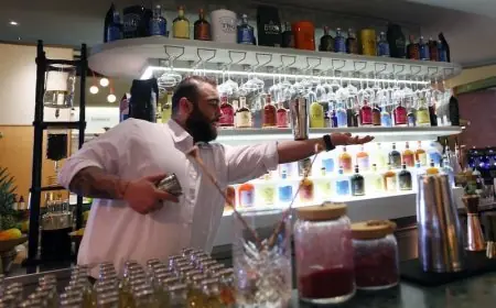 رويترز: "السعودية تخطط لافتتاح متاجر جديدة لبيع المشروبات الكحولية"