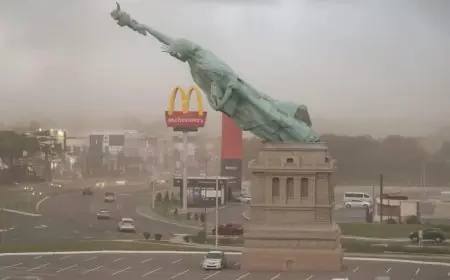 رياح قوية تُسقط نسخة من تمثال الحرية جنوب البرازيل