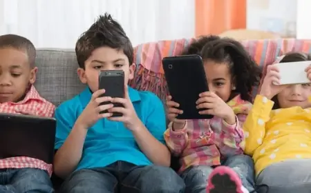 Vers une interdiction des réseaux sociaux pour les moins de 15 ans en France dès 2026