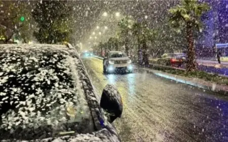 Chutes de neige inhabituelles à Oujda : un phénomène météorologique rare intrigue les habitants