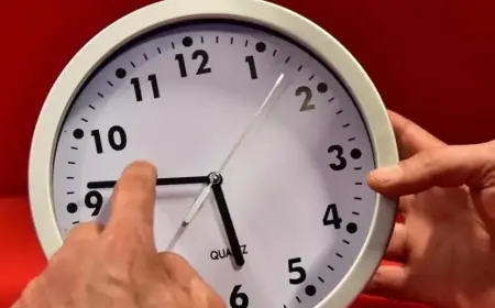 مواطنون مغاربة يترقبون إلغاء الساعة الإضافية مع حلول شهر رمضان