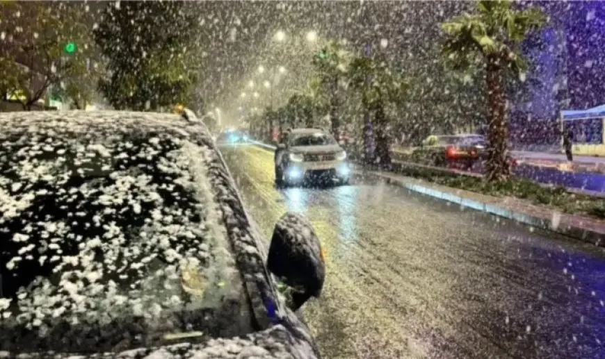 Chutes de neige inhabituelles à Oujda : un phénomène météorologique rare intrigue les habitants