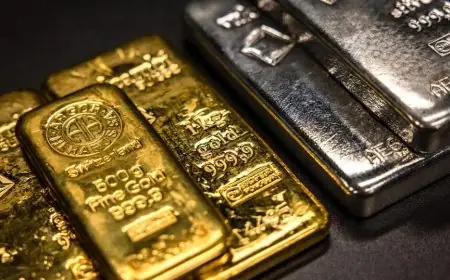 تحت ضغط الدولار.. الذهب يتراجع والفضة تسجل انخفاضاً بنسبة 12%