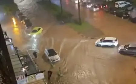 أمطار غزيرة تغرق شوارع الدار البيضاء بالمياه