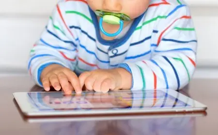 دراسة: الشاشات تهدد نمو دماغ الرضع في أول سنتين من العمر