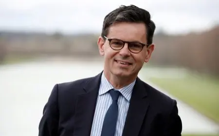 الحكومة الفرنسية تعلن تعيين مدير جديد لمتحف "اللوفر" في باريس