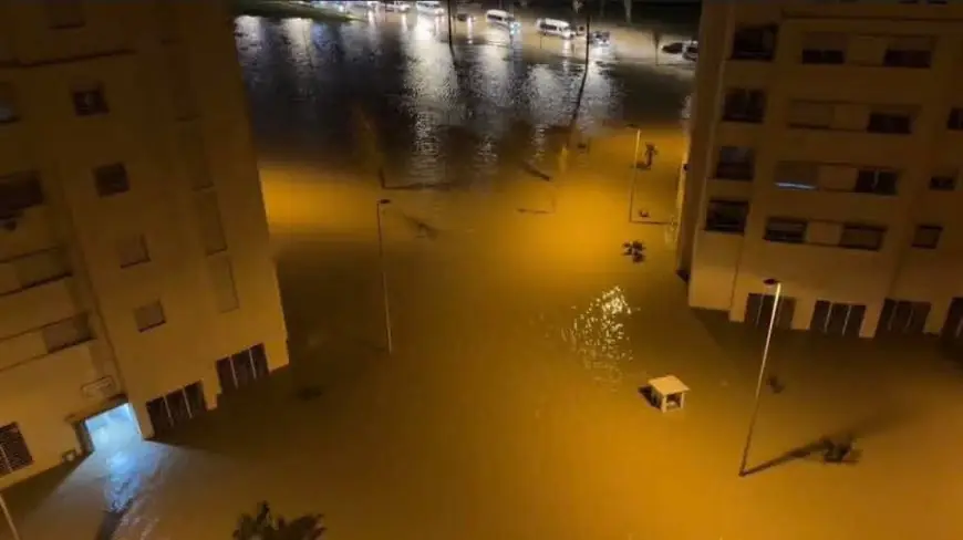 العاصفة ”مارتا” تصل المغرب.. سيول تغمر شوارع طنجة وتعرقل حركة السير
