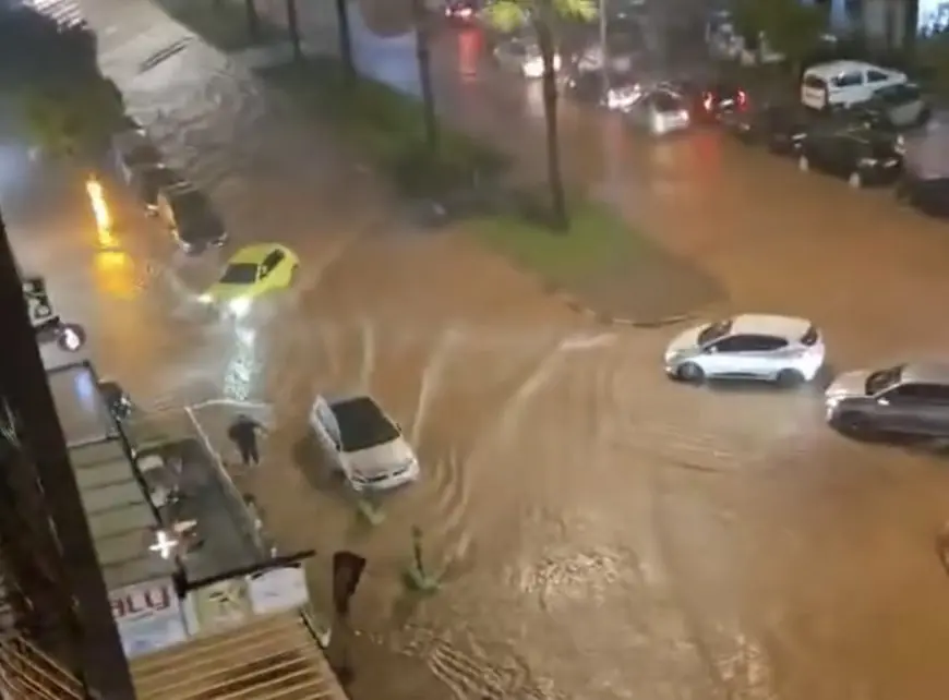 أمطار غزيرة تغرق شوارع الدار البيضاء بالمياه