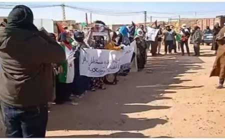 سكان مخيمات تندوف يخرجون للاحتجاج ضد البوليساريو بسبب تعذيب الطفل مولود المحجوب