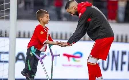 في لفتة إنسانية متميزة .. حكيم زياش يحقق حلم الطفل يونس عريكات