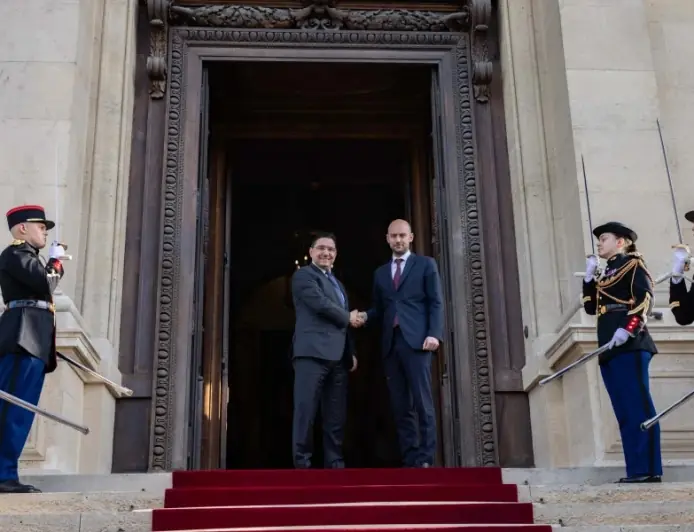 ناصر بوريطة وبارو يعززان العلاقات المغربية الفرنسية على هامش قمة الطاقة النووية