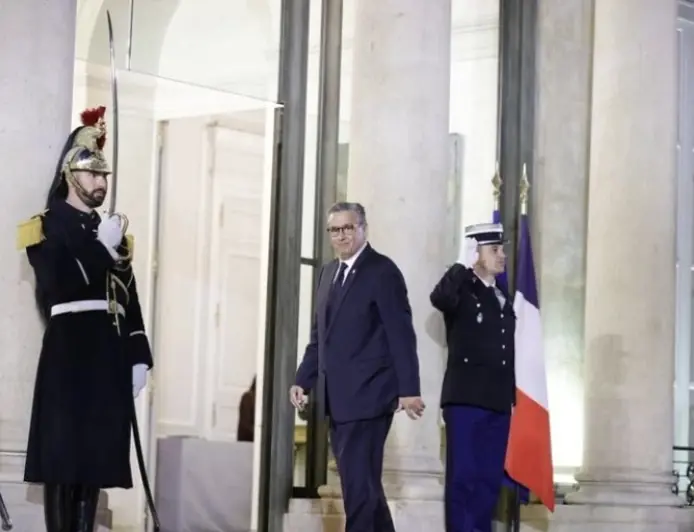 أخنوش يحضر مأدبة عشاء الرئيس الفرنسي على شرف قادة قمة الطاقة النووية