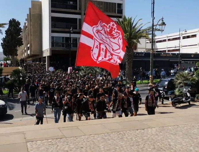 جماهير حسنية أكادير تخرج إلى الاحتجاج وتطالب برحيل رئيس النادي