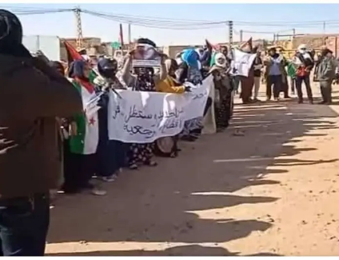 سكان مخيمات تندوف يخرجون للاحتجاج ضد البوليساريو بسبب تعذيب الطفل مولود المحجوب