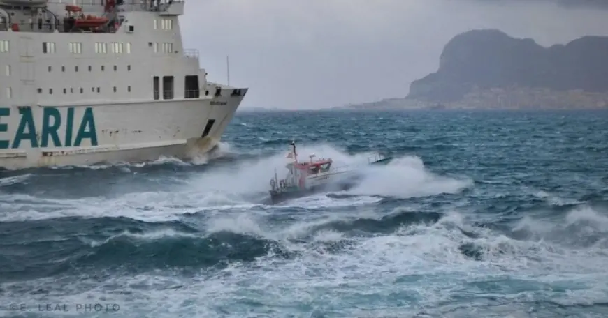 سوء الأحوال الجوية يتسبب في تعليق الرحلات البحرية بين ميناء طريفة وميناء طنجة المدينة