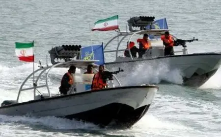 بعد إعادة إغلاق مضيق هرمز.. زوارق إيرانية تطلق النار على ناقلة نفط