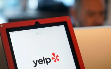 Yelp تطلق مساعداً ذكياً يتيح الحجز وطلب الطعام داخل المحادثة