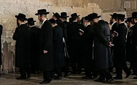 بعيداً عن التأويلات.. القصة الكاملة لصلاة يهود أرثوذكس أمام "باب دكالة" بمراكش