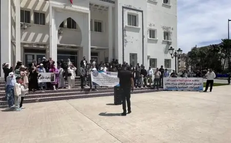 أسر متضررة بطنجة من مشروع سكني لوزارة الأوقاف تخرج للاحتجاج على تأخر تسليم الشقق رغم اكتمال أشغالها