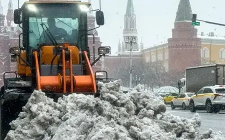 Une tempête de neige frappe Moscou en plein printemps et perturbe le trafic aérien