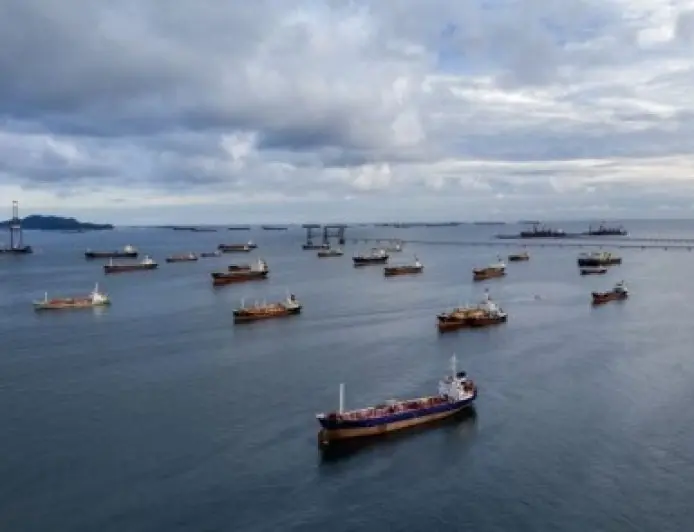 إغلاق مضيق هرمز يشل حركة الملاحة واستهداف مباشر لناقلات النفط