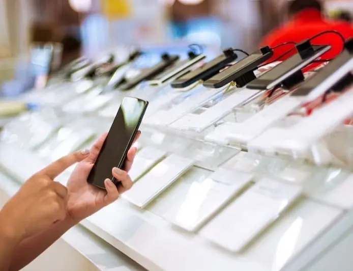 الولايات المتحدة تدرس قرارا قد يرفع أسعار الهواتف ويؤثر على سلاسل توريد التكنولوجيا