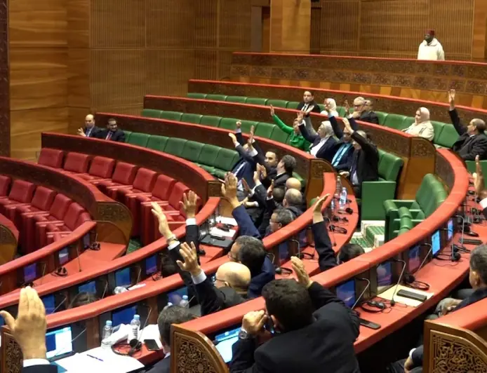 رغم استمرار احتجاجاتهم.. مجلس المستشارين يصادق بالأغلبية على قانون مهنة العدول