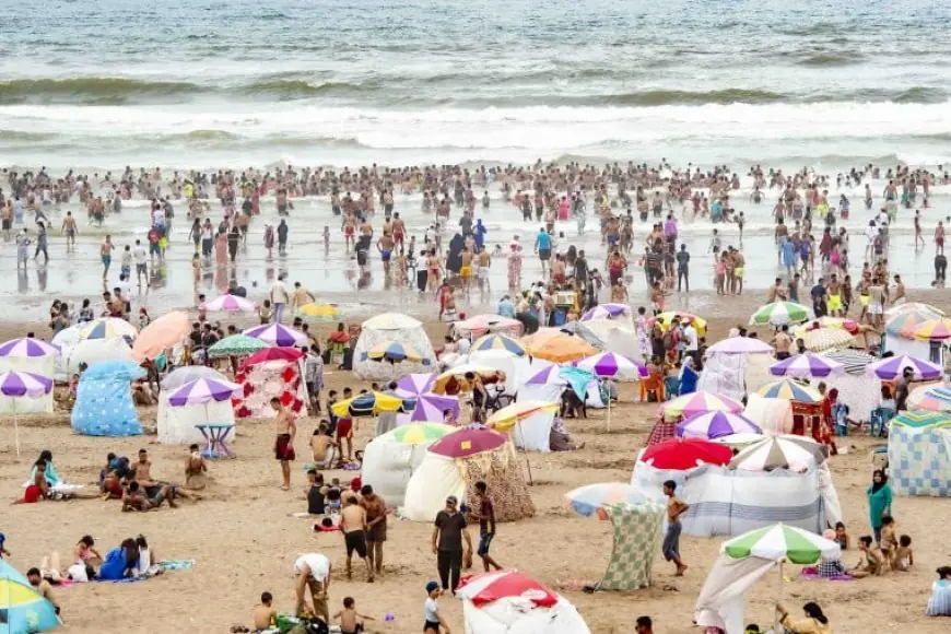 سلطات الدار البيضاء تتجه إلى منع كراء المظلات والكراسي والطاولات بالشواطئ خلال صيف 2026. المصدر 