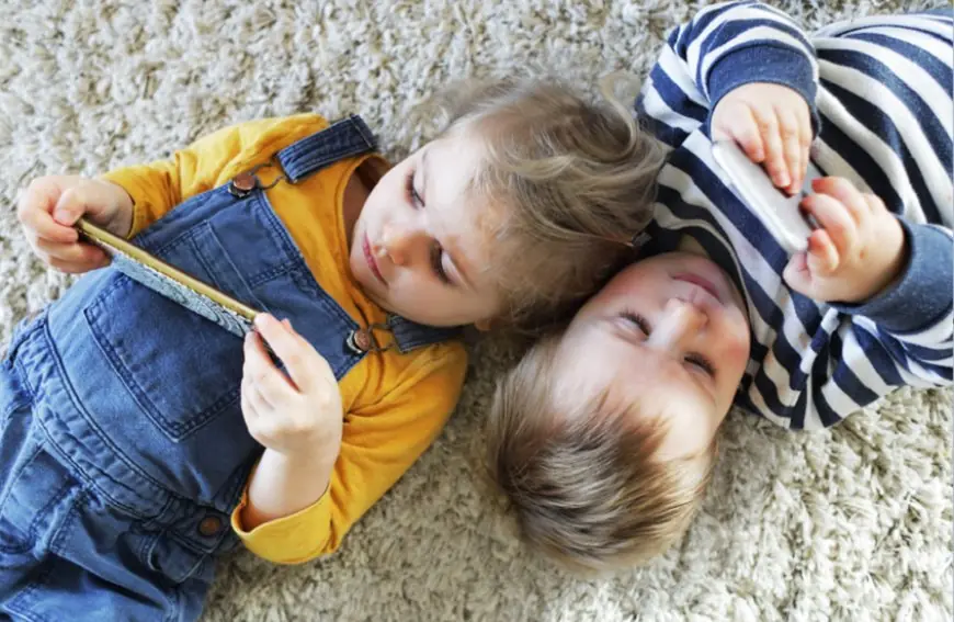 الشاشات الرقمية.. فخ يهدد عقول الأطفال في سنواتهم الأولى