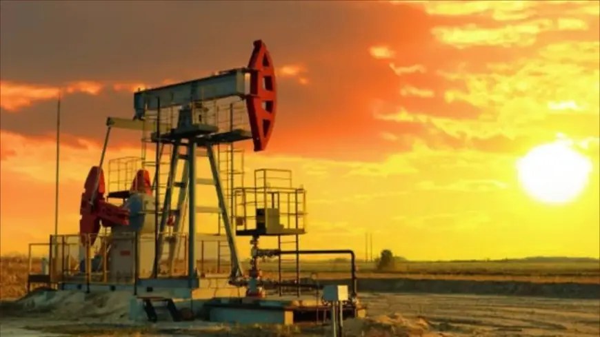 أسعار النفط تقفز إلى 104 دولار للبرميل بعد إعلان أمريكا حصار الموانئ الإيرانية