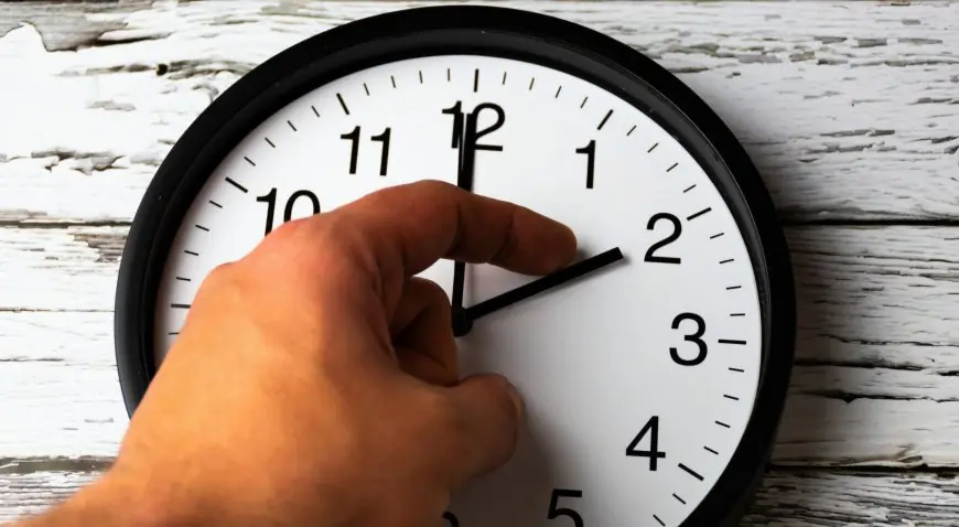 التقدم والاشتراكية يطالب بدراسة آثار الساعة الإضافية بالمغرب