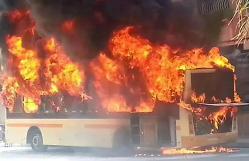 نيران مفاجئة تلتهم حافلة "متهالكة" بوجدة وسرعة استجابة المواطنين تحول دون سقوط ضحايا